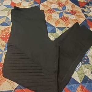 NWOT-AERO Women's size XL Black workout leggings